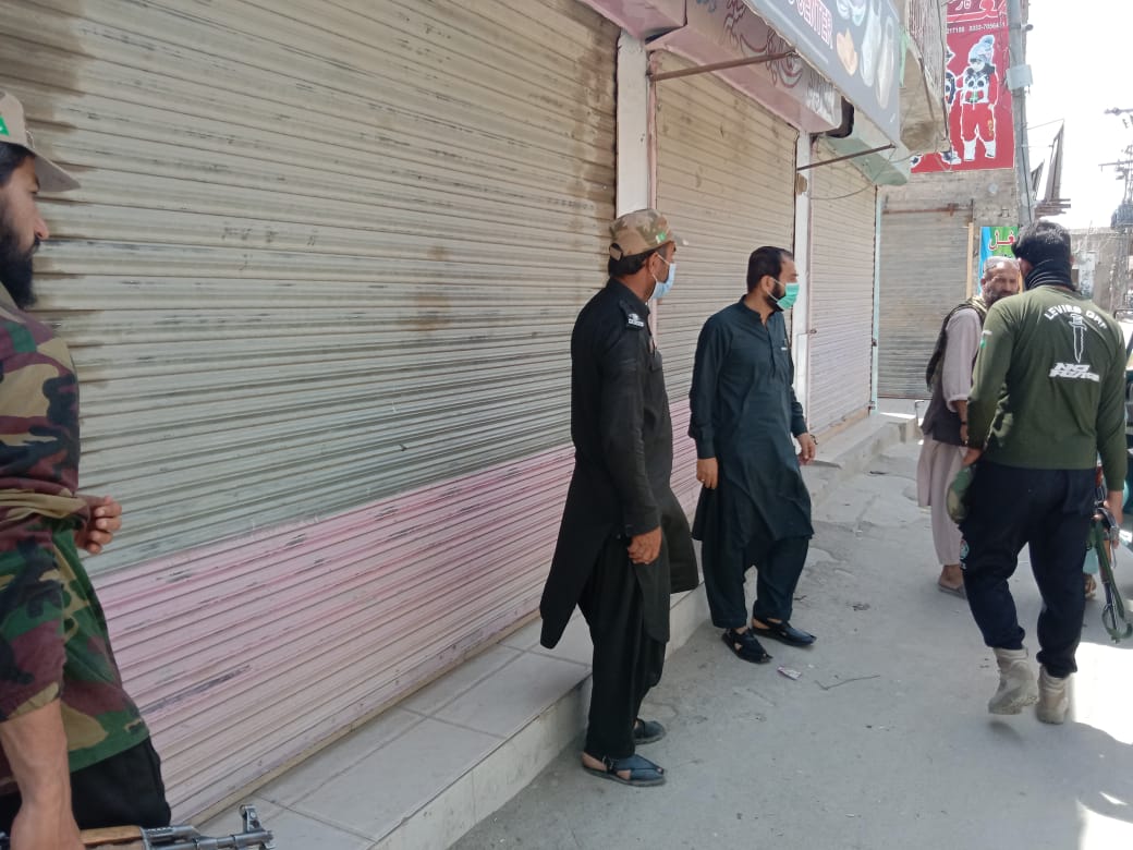 AssistantCommi6's tweet photo. اسسٹنٹ کمشنر لورالائی یحیحی خان کاکڑ نے اس او پیس کی خلاف ورزی کرتے ہوئے شہر کے بہت سے دکانوں کو بند کیا https://t.co/XfGH9e6yKb