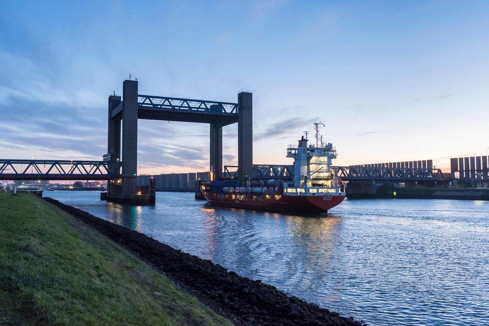 NLintheUSA's tweet image. Minister @CvNieuwenhuizen and US @SecretaryPete Buttigieg agreed to strengthen Dutch-American collaboration to advance clean vehicles and to tackle the climate impact of airplanes and ships. 🚗✈️🚢

Joint statement ➡️ government.nl/ministries/min…