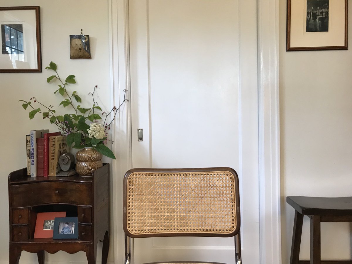 SJohnsdottire's tweet image. Take out the family pictures? Or they’re too far down anyway. Any tips?#ZoomInterview