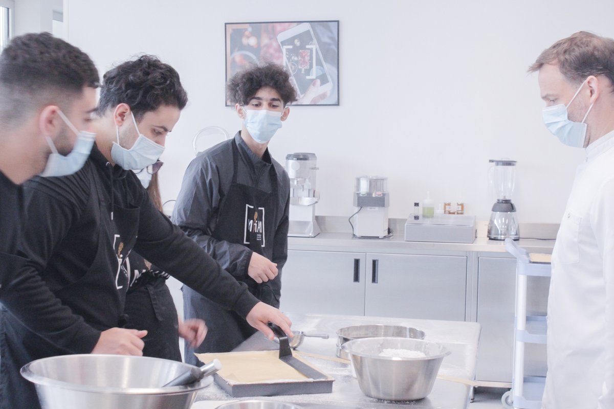 WebForce3's tweet photo. 👨‍🍳 Nos apprenants #FabrikTonParcours en plein atelier cuisine au restaurant éphémère du centre social de l'arbrisseau le "Panier du Sud" à #Lille !🔥

💡 Nos prochaines sessions commencent bientôt : plus d'infos sur nos Fabrik👉 https://t.co/hSbTxDrnlz

#QPV #DemarreTaStory https://t.co/QmMLfp6Zj0