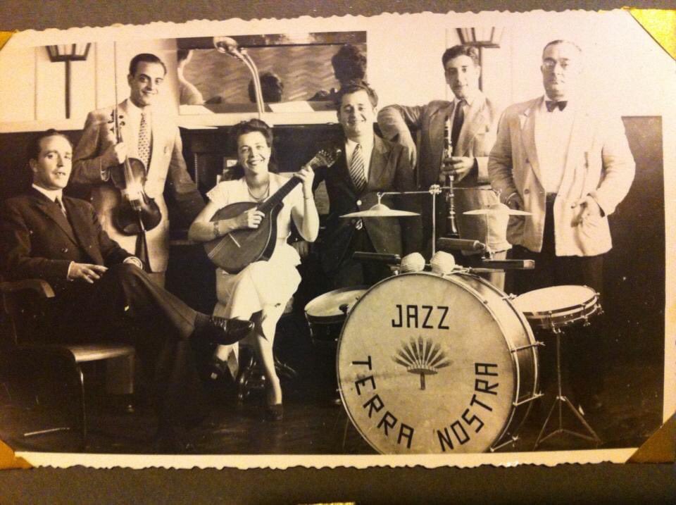 LibertyLooks's tweet photo. Happy #jazzday to my precious music man, my Grandpa Santos. Jazz is in my 🩸. He is the handsome angel with the #clarinet and #saxaphone. He named my middle name Linda because he thought I was a pretty baby and I’ll always be his pretty baby. Play on Papa!!!! 🎶 🎼 ❤️ #jazzclub https://t.co/2DnrpwPlzR