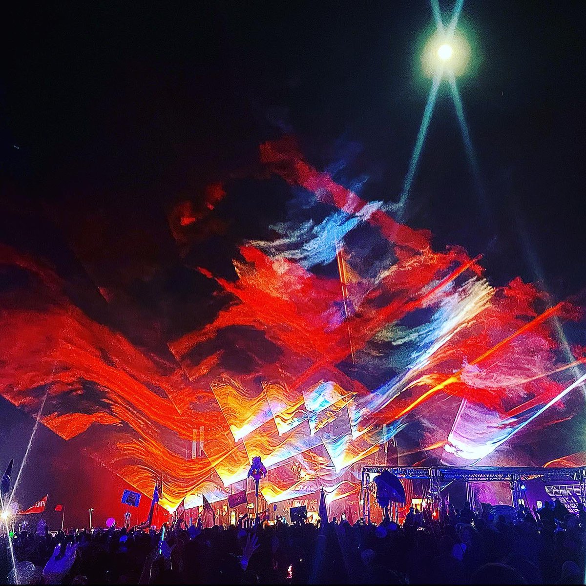 The_Honestyy's tweet photo. still can’t believe we got to experience the first festival back @RealDiscoDonnie @UbbidubbiFest https://t.co/2PIg36ziuV