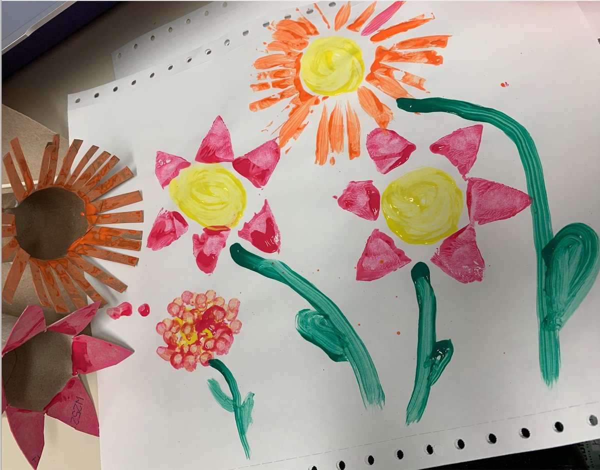 WDSHubEES's tweet photo. Today we made flower stamps out of toilet paper rolls! They turned out great #WDS 🌼🌻🌺🌸🥀 https://t.co/XscCXGdtYt
