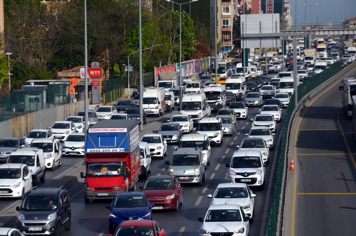 bbcturkce's tweet photo. Tam kapanmanın ilk gününde İstanbul’un bazı noktalarında trafik yoğunluğu yaşandı https://t.co/YmLtEmgD4r https://t.co/gDnMKjlGk5