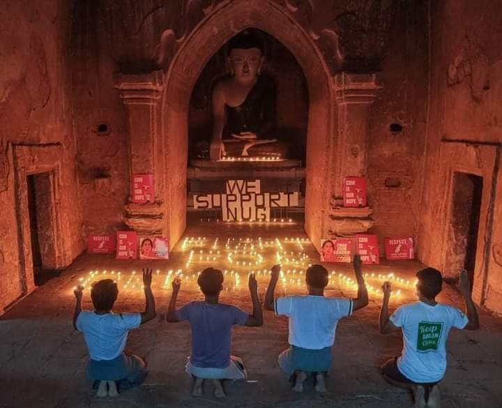 Emarld11's tweet photo. Protesting and currsing for overthrow the dictatorship at pagodas in Bagan.
#WhatsHappeningInMyanmar #Apr30Coup https://t.co/1DOYJ2wjA7