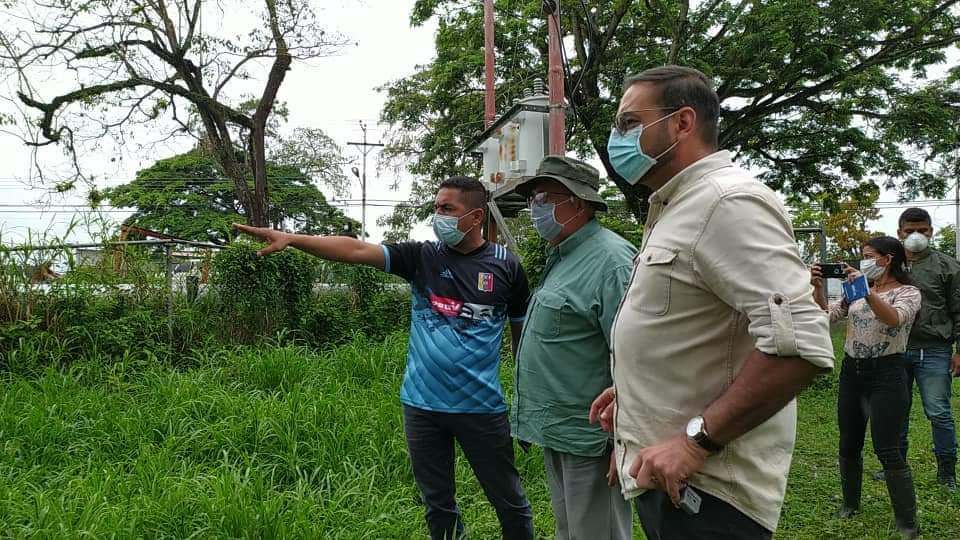 Mun_Paez's tweet photo. 1/2 El gobernador @RCarrizalezPSUV, el  alcalde José María Romero y el comisionado Luis Tolosa recorrieron las bombas de achique instaladas en  Guasdualito, luego de las fuertes lluvias  de estos últimos 2 días. 

También visitaron a los pacientes que van a ser 

#BeatoDelPueblo https://t.co/kZ12K6nGlY