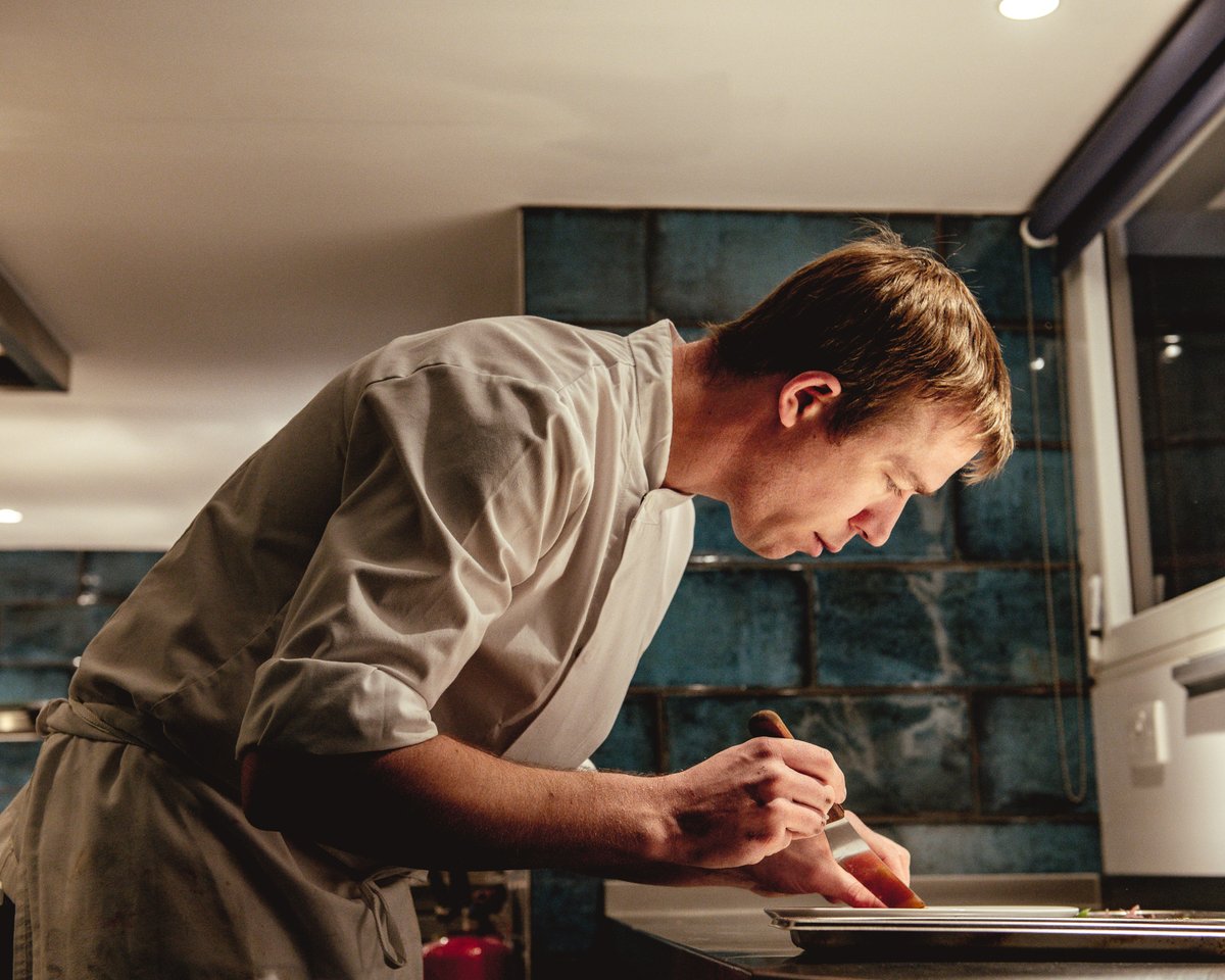 TheLyleTW's tweet photo. The man behind the menus 👨🍳 With his signature style, head chef Gary’s talent, passion, and creativity knows no bounds in the Lyle kitchen 🙌 On your next visit, you’ll be treated to a feast for all the senses…
#chefsofig #chefstagram #localrestaurant #alfrescodining #eatout https://t.co/gnlvgVMsot
