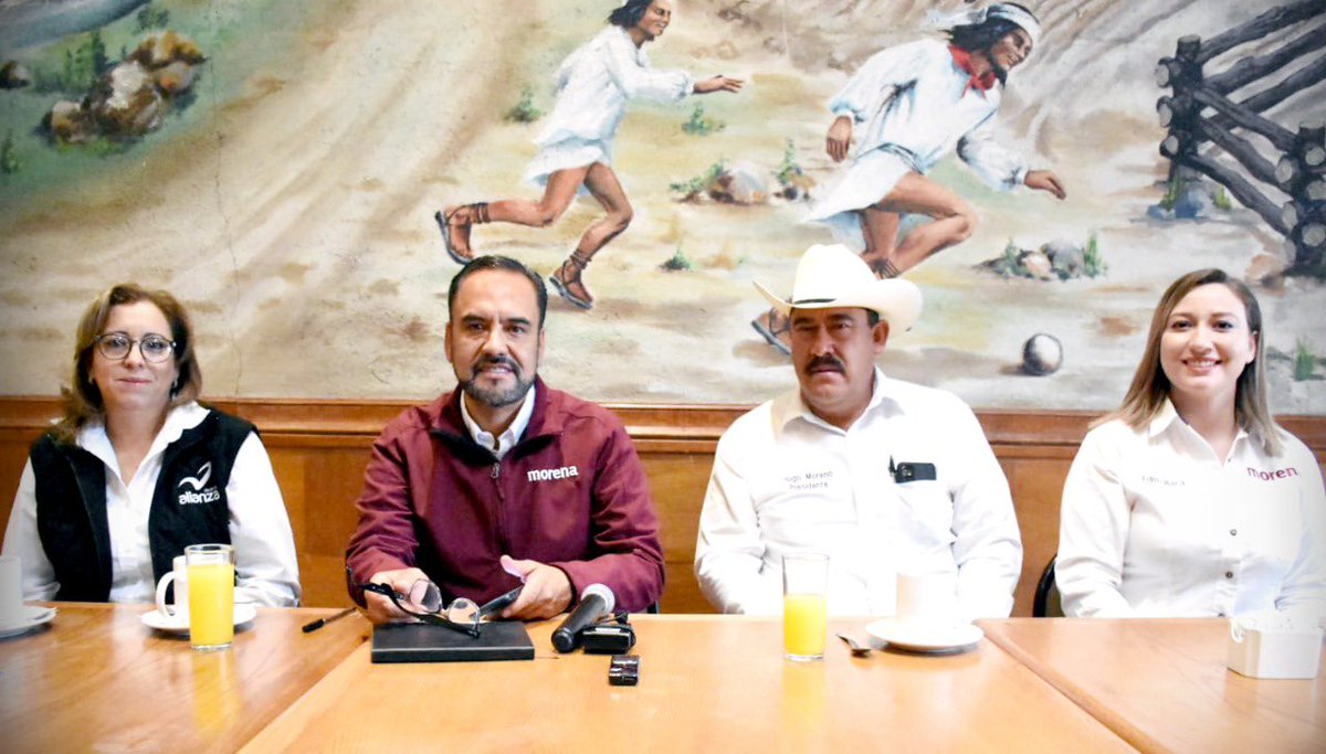 JuanCLoera_'s tweet photo. Tenemos claros 3 principios: no mentir, no robar y no traicionar al pueblo.
Hoy estuve con Hugo Moreno, candidato a alcalde de Parral, Edith Baca, candidata a síndica y Angélica Carrasco candidata a diputada del D21.
¡El gran equipo del cambio verdadero!
#EnChihuahuaElPuebloManda https://t.co/mlJcxs8kuV