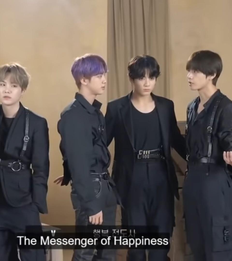 Taehyung: i'm messenger of happiness Jungkook: i like messenger of happiness