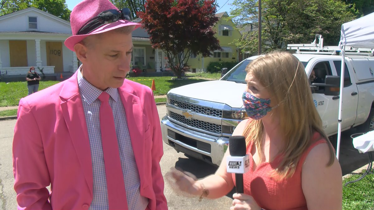 Taylorrdurden's tweet photo. HAPPY #KENTUCKYOAKS DAY! We're out talking to folks near the track who are having parties. Found this group of guys from Wisconsin who are giving out free beer &amp; taking donations for @AmericanCancer. They've raised more than $80,000 in 15 years! #wave3oaks https://t.co/vdPpk3lX75
