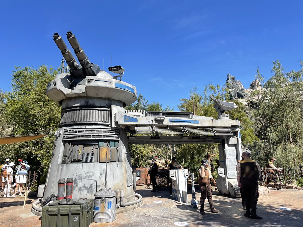 Batuu is no longer safe. All resistance personal are being rerouted to our secret base on Pacara. We need to go, NOW! – bei  Star Wars: Rise Of The Resistance