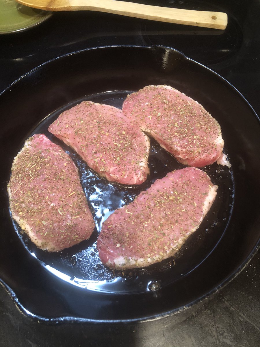 Hinzman2James's tweet image. I took a “how it started” picture of my boneless pork chops last night, but was so hungry, I forgot the “how it ended” one. #twittersupperclub #FatKidProblems