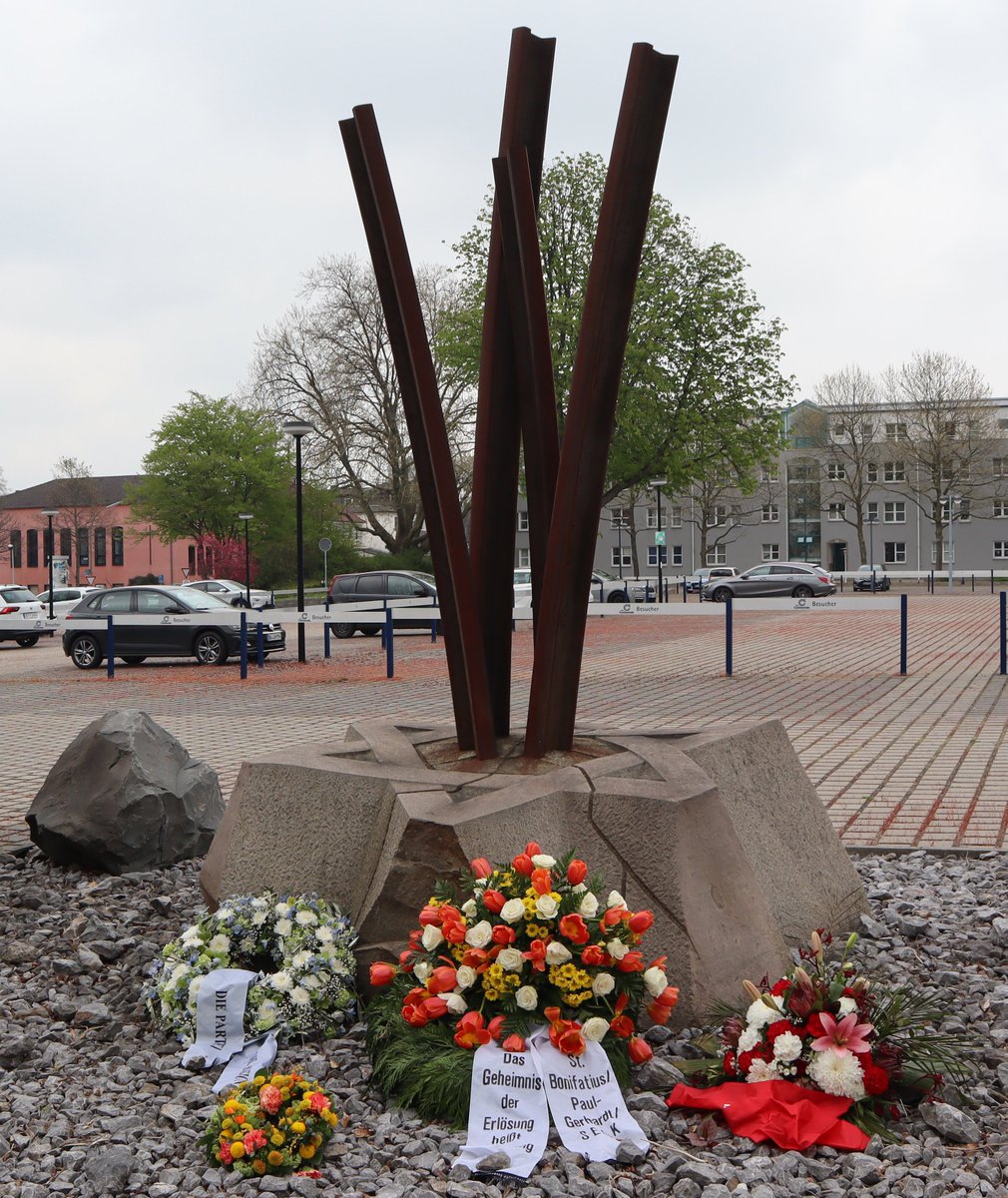 Wir gedenken der jüdischen Frauen, Männer und Kinder aus dem Regierungsbezirk Arnsberg, die im April 1942 in unserem Viertel "gesammlt" wurden um deportiert, verschleppt und ermordet zu werden.
#Dortmund #Shoa #Holocaust #Gedenken