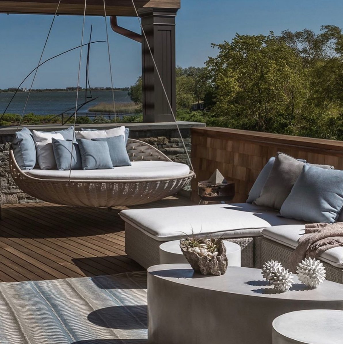 Honored to be a part of <a href="/HolidayHouseNY/">Holiday House</a> on HGTV, but it is a continued thrill to be in the Holiday House book published by <a href="/pointedleaf/">Pointed Leaf Press</a> press.
A portion of proceeds benefit <a href="/BCRFcure/">The Breast Cancer Research Foundation</a>:
pointedleafpress.com/order/holiday-…

#melanieroydesign #interiordesigner  #breastcancerawareness