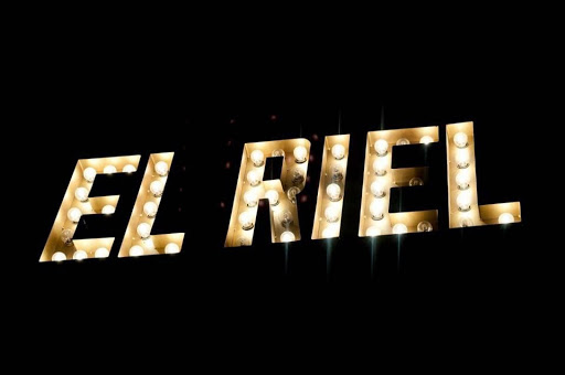 ¡Es viernes y tenemos cena gratarola en <a href="/barelriel/">El Riel</a> ! 

Para participar, seguinos y deja tus últimos números de DNI 🙌 (y mandá tu celu x MD 📬)

💥 ATENTOS porque el ganador se define en #PuroCulo, un juego de <a href="/cokiburro/">SirCoki</a> pero inventado por suizos