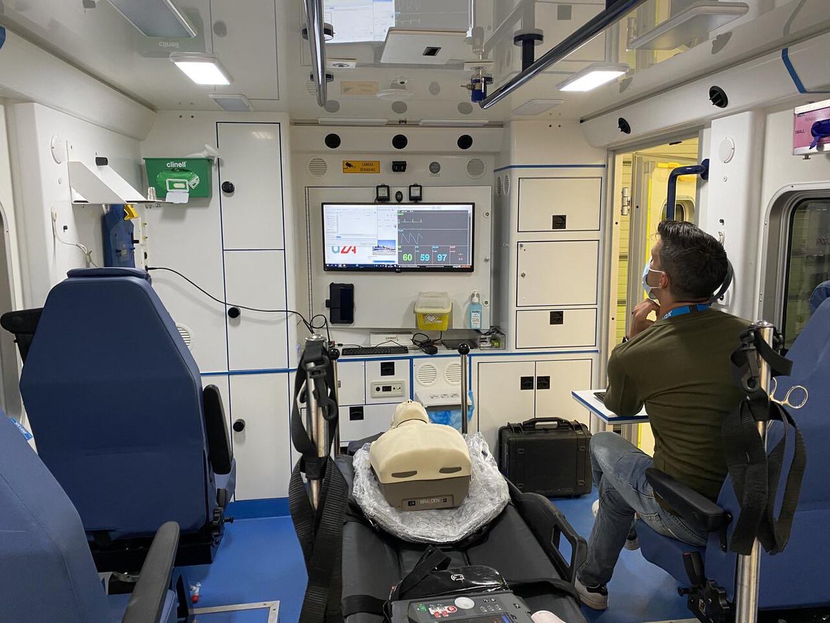 bartveebee's tweet image. Test geslaagd: Draadloos verbonden in de hyperbare kamer of in de micu truck... koud kunstje voor @corpulsbenelux en @UZAnieuws