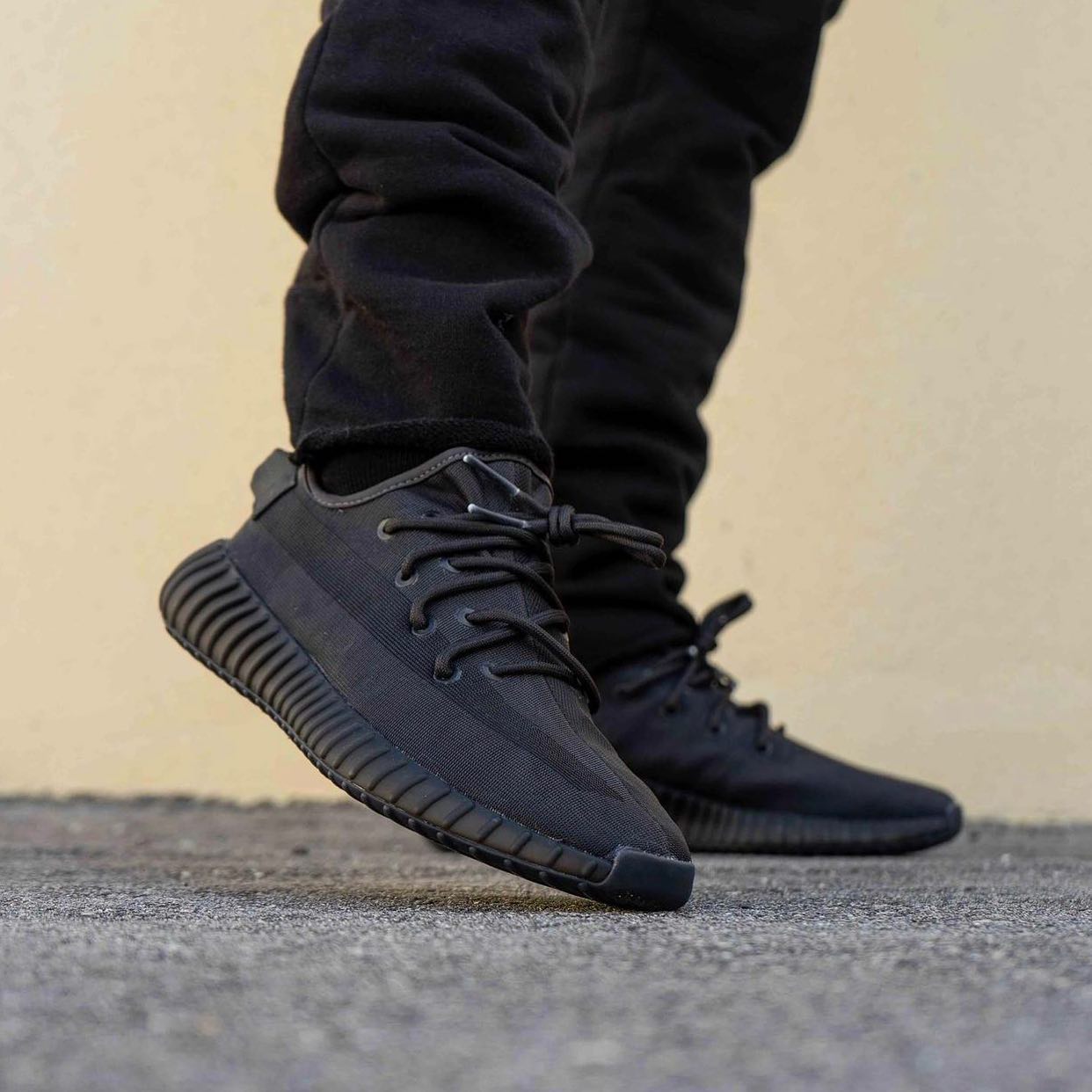 Yeezy static deals black on feet