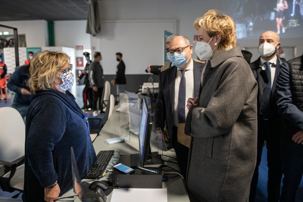 letiziamoratti's tweet photo. Insieme con il direttore  generale dell'#ASSTBrianza, Marco Trivelli, e con gli operatori sanitari presso il centro vaccinale, HUB Polaris di Carate Brianza. Salviamo vite #vacciniamo.  https://t.co/hfiMrVHUHh https://t.co/WJuT7hWDlk