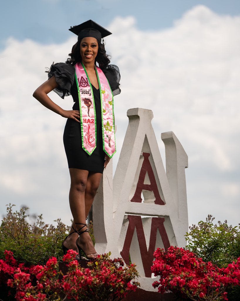 BvbyKakes_'s tweet image. I thought someone said something big flex 
-I’m a black educated women that my flex 🥳 👩🏽‍🎓 #BlackLivesMatter #blackgrad