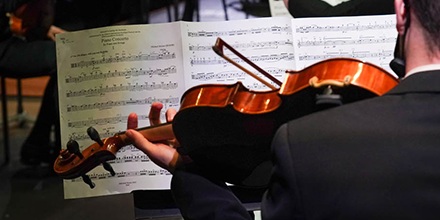 Tonight at 7 P.M. EDT! @michaelbrownpiano will premiere his new piece, commissioned by @gilmorefestival and NFM Leopoldinum Orchestra, with us. 

Oh, and we have some Schubert and Bartók for you, too.  boxoffice.kalamazoosymphony.com/19571?promo=43…

#KalSym #KSO100 #TheGilmore #MichaelBrown #piano