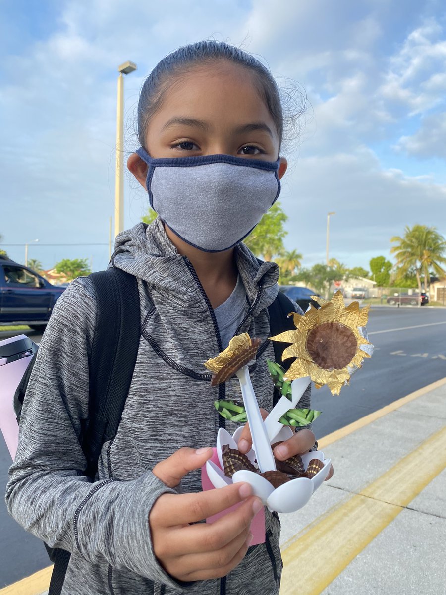 JenBlount__'s tweet photo. Our April #STEAmStarters challenge was to build a flower out of recycled materials... and look at these beautiful bouquets! @GGEseagulls @collierschools 💐 https://t.co/UuqkhYcrF2