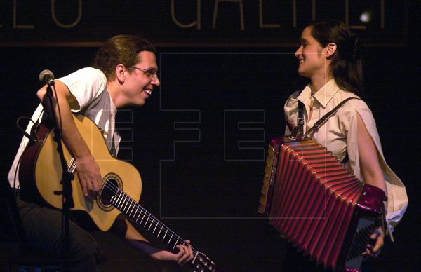 #TalDiaComoHoy hace 20 años Pedro Guerra y Julieta Venegas en el concierto de la Fundación "Contaminame", para el mestizaje cultural, en la sala Galileo Galilei de #Madrid. #EFEfototeca