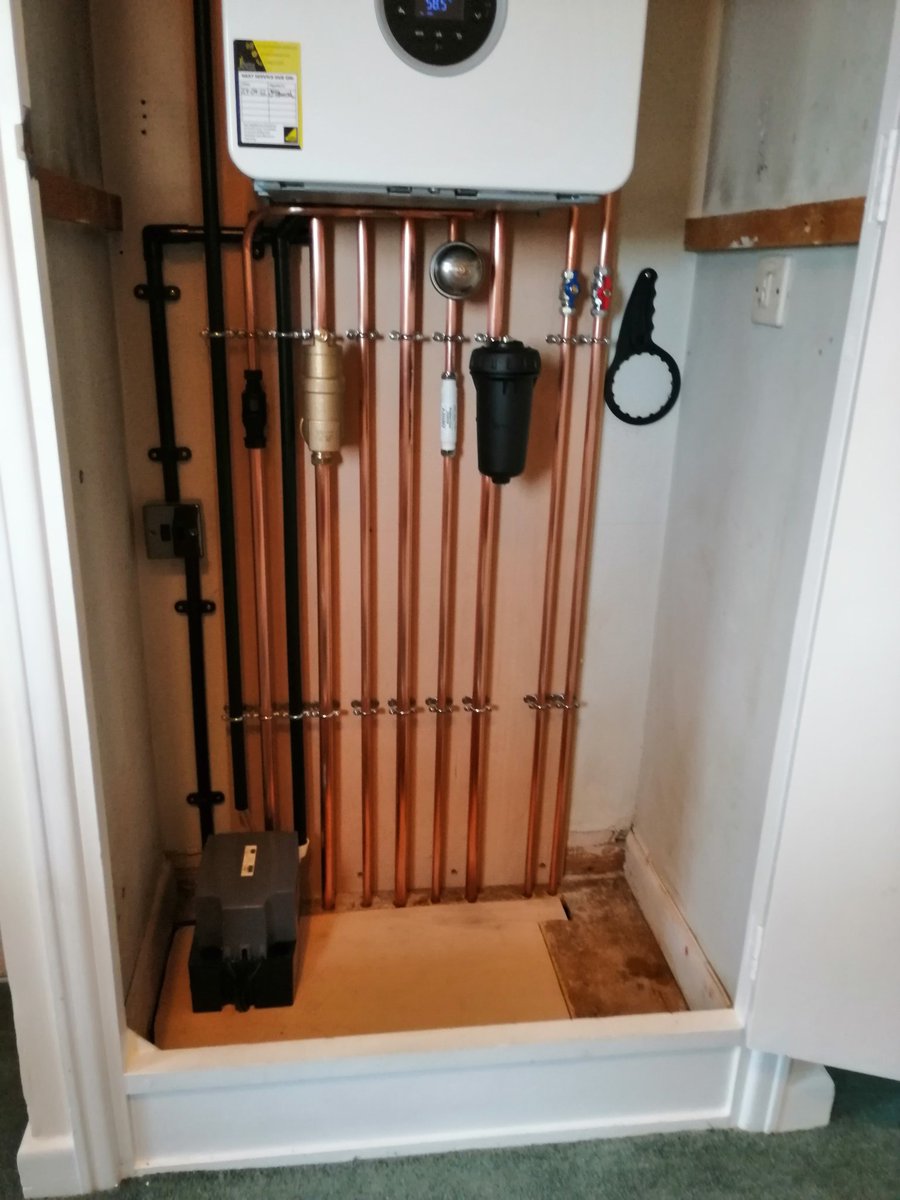 JohnLHeating's tweet image. Went for a bit of  black and chrome on this one, new 8000 @WorcesterBosch, @SpirotechUK, @Grundfos_UK, @UKTalon and @Altecnic, all sorted from @TrowbridgePB.