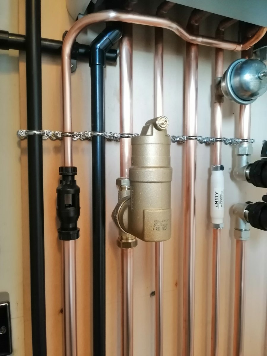 JohnLHeating's tweet image. Went for a bit of  black and chrome on this one, new 8000 @WorcesterBosch, @SpirotechUK, @Grundfos_UK, @UKTalon and @Altecnic, all sorted from @TrowbridgePB.
