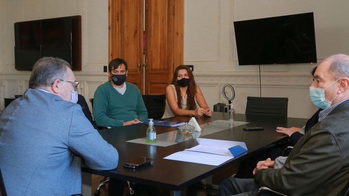 MinSegSF's tweet photo. 📌Con el objetivo de mejorar la calidad de trabajo de nuestros agentes el ministro @jorgelagna se reunió con los intendentes de #Baigorria, #CapitanBermudez #DiegoDeAlvear y #SanctiSpiritu para firmar un convenio y concretar la reparación de vehículos policiales https://t.co/M4UuXVAXg1