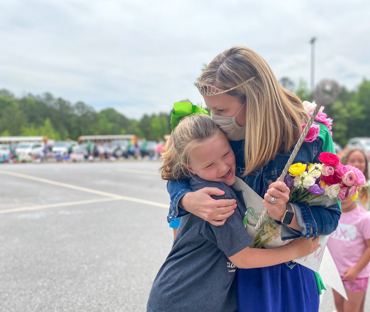 DcesDragons's tweet photo. Did you know that tomorrow, May 1st, is National Principalβs Day!?! So what did our Dragon Family do? Naturally - we celebrated @susanlstancil with a Dragon style #principalparade !ππ #bestprincipalever #queenforaday #alwaysaDragon @oconeecoschools https://t.co/hZFjDodWiI