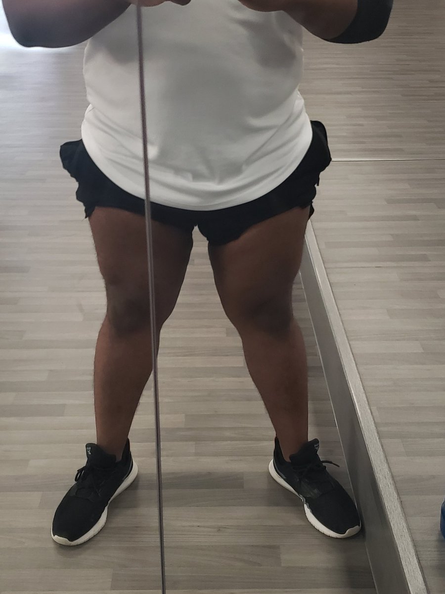 Alexthiccfit's tweet photo. Excellent leg day 💪🏾😈 These legs aint big enough yet though. so i gotta make em grow bigger 😈😈😈 #biggerisbetter #musclepup #gaybodybuilding #helpmegrow #supportthegrowth #findom https://t.co/HB5GqwPDtt