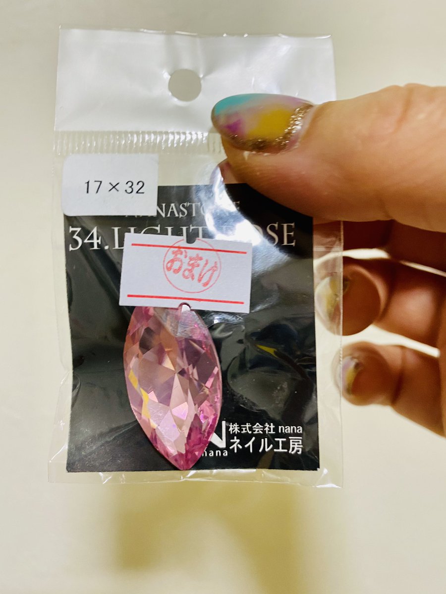 hiruzenkogen's tweet photo. @nailkoubouu のオマケ。キレイ〜❤️けど、めっちゃデカイ！爪には乗せられへん💦
購入品1点が未梱包だった… https://t.co/tmQUjY9rRj