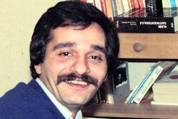 yas_gunlugu's tweet photo. anne ben geldim, ağdaki balık bardaktaki su kadar umarsızım dizlerin duruyor mu başımı koyacak? anne ben geldim, oğlun, hayırsızın..

ahmet erhan https://t.co/E8fd4EB3s1