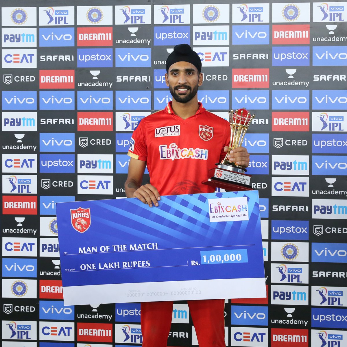 .<a href="/thisisbrar/">Harpreet Brar</a> put on an impressive all-round show - scoring 25* runs &amp; scalping 3 wickets - and went on to win the Man of the Match award as <a href="/PunjabKingsIPL/">Punjab Kings</a>  beat #RCB in Match 26 of the #VIVOIPL. 👍 👍 #PBKSvRCB