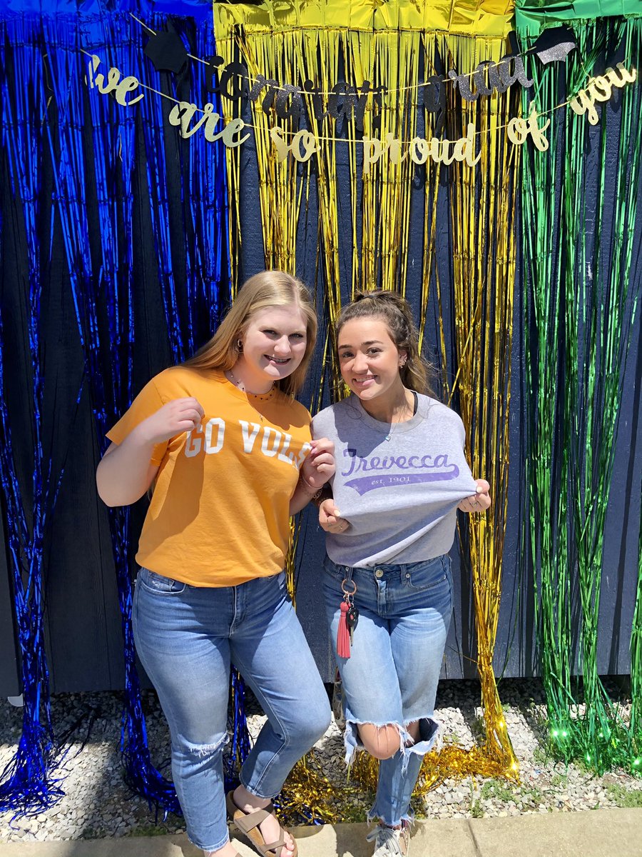 wcsIHScounselor's tweet photo. We had so much fun celebrating our graduating seniors outside in the 🌞! #Classof2021 🎓 https://t.co/9zlX7epozC