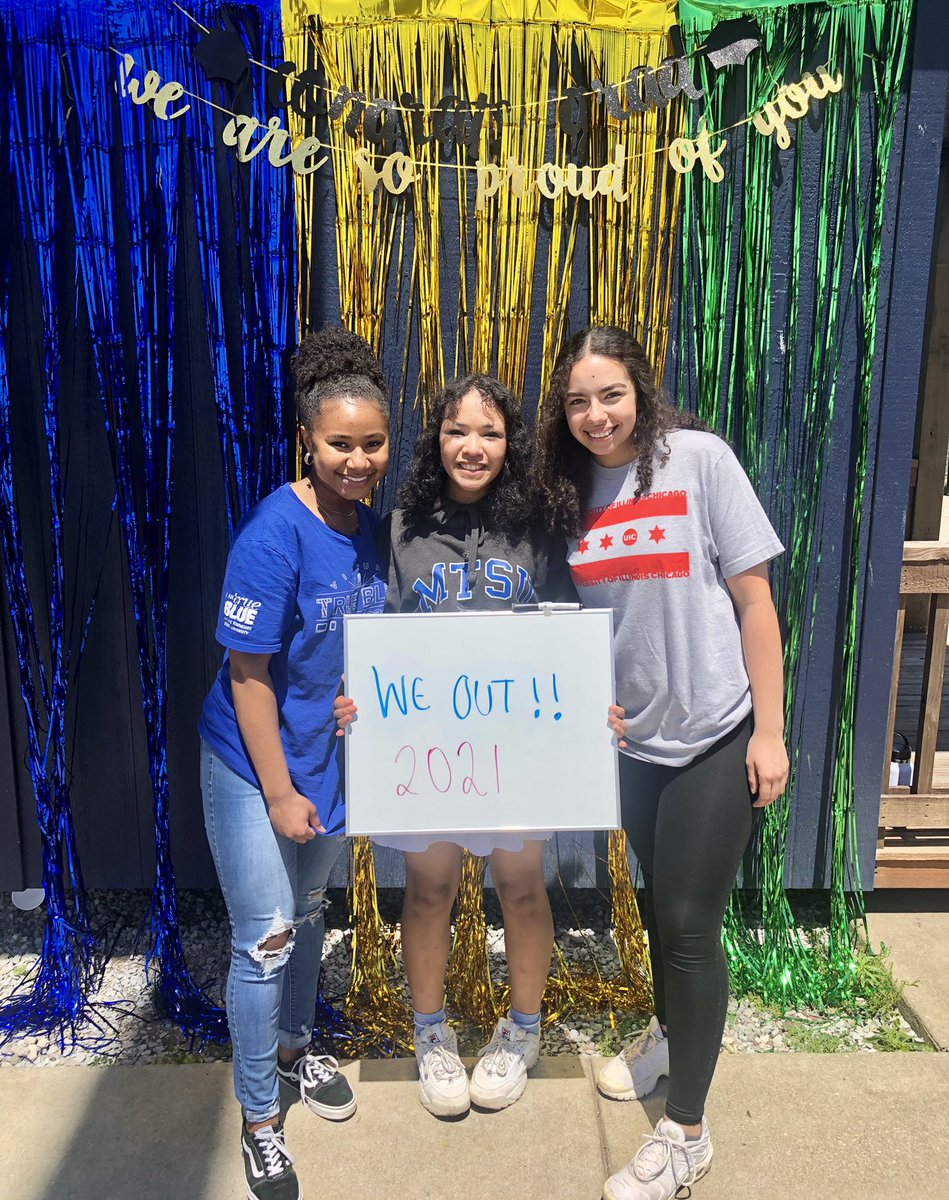 wcsIHScounselor's tweet photo. We had so much fun celebrating our graduating seniors outside in the 🌞! #Classof2021 🎓 https://t.co/9zlX7epozC