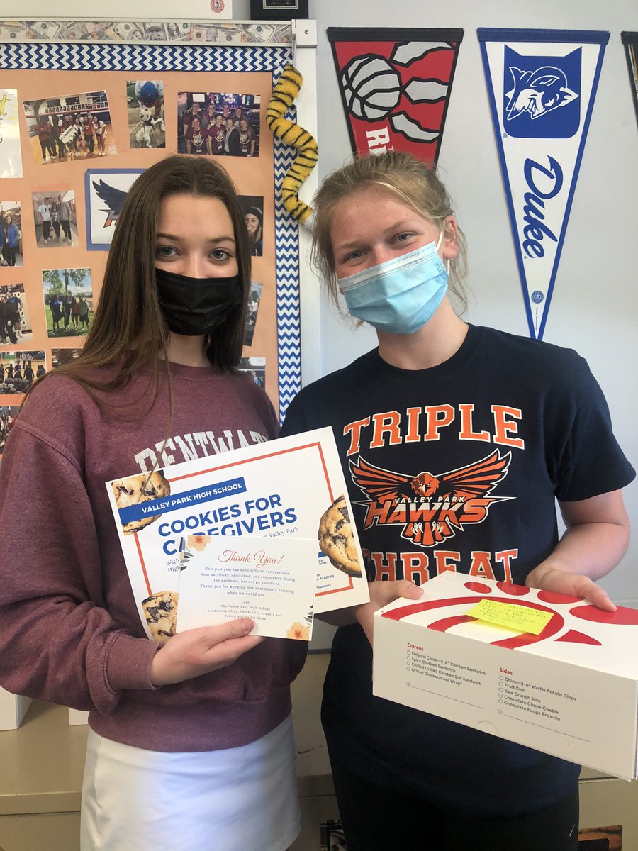 ValleyParkSTUCO's tweet photo. Helping out with #VPHSCookies4Caregivers! https://t.co/bE6ZZ0vbIH