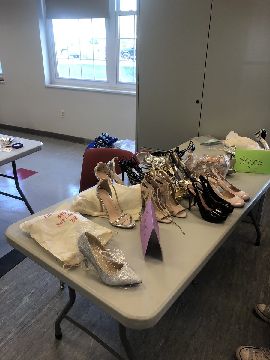 LindsayLCSW's tweet image. Great 1st day of Keyport Closet. Any Keyport students in need a dress. Contact me. We were lucky enough to get dresses from Mustillo’s in RB &amp;amp; Cinderella’s Closet. We are so thankful. What a wonderful donation. @_khsprincipal @Keyport_GUID @_khsprincipal @mustillos