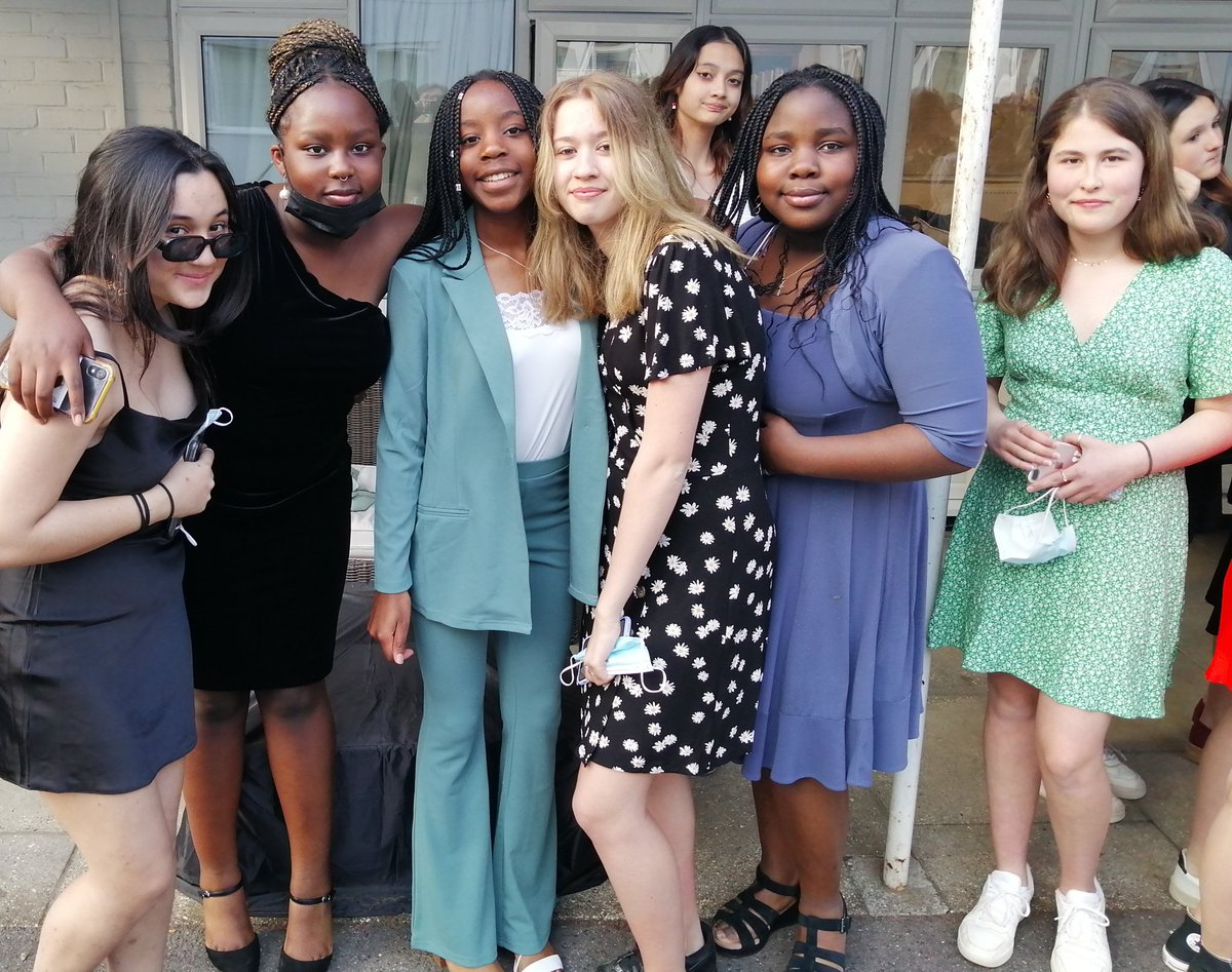 Our elegant ladies from Upper Fourth are off to the Oscars!
<a href="/DowneHouse/">Downe House School</a> @DHUpperSchool #ILoveBoarding #Oscars #DressToImpress