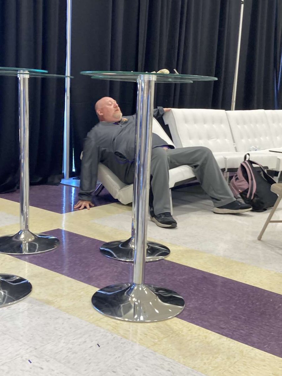 MsLoganGoebel1's tweet image. Prom decorating had him like.... #promking #futonfails @coachbum37