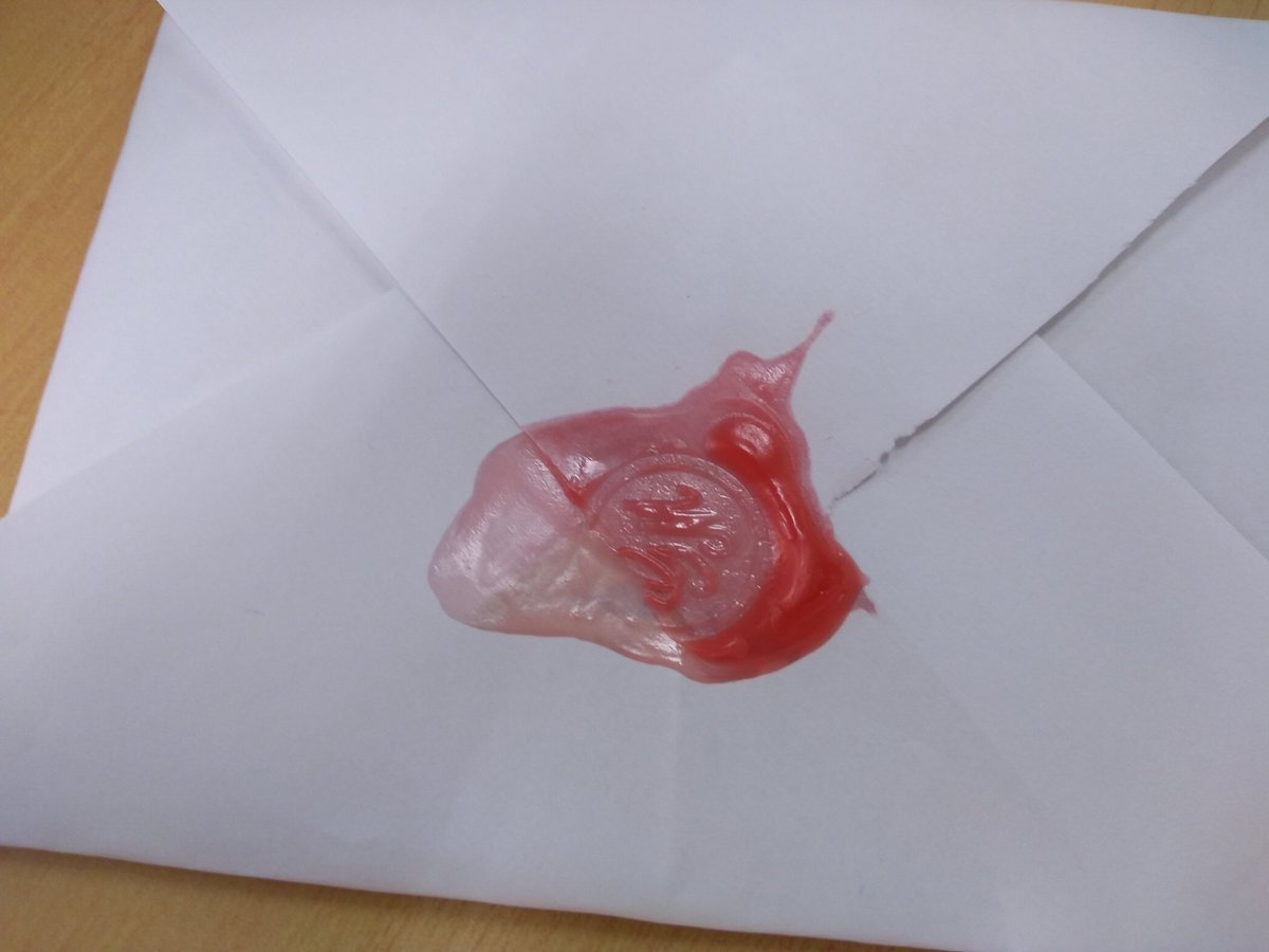 ¡Vuelta al #Renacentismo! 
Trabajando la carta en expresión escrita y sellando el sobre con lacre casero. Experiencia muy gratificante.

Ave atque vale

#educación #ideas #primaria