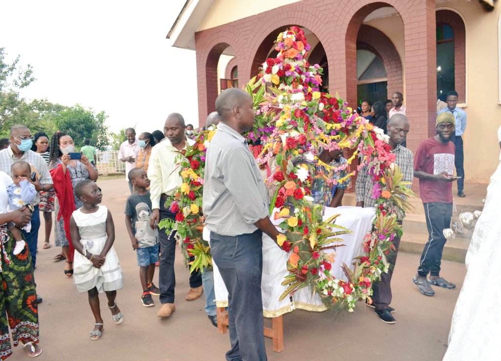 Orthodox_ug's tweet photo. HOLY FRIDAY EVENTS AT ST. NICHOLAS CATHEDRAL.
Procession with the Tomb of our Lord and Savior Jesus Christ popularly refered to as the way of the Cross. #holyweekug #easternorthodox https://t.co/H9XHpvpJfi
