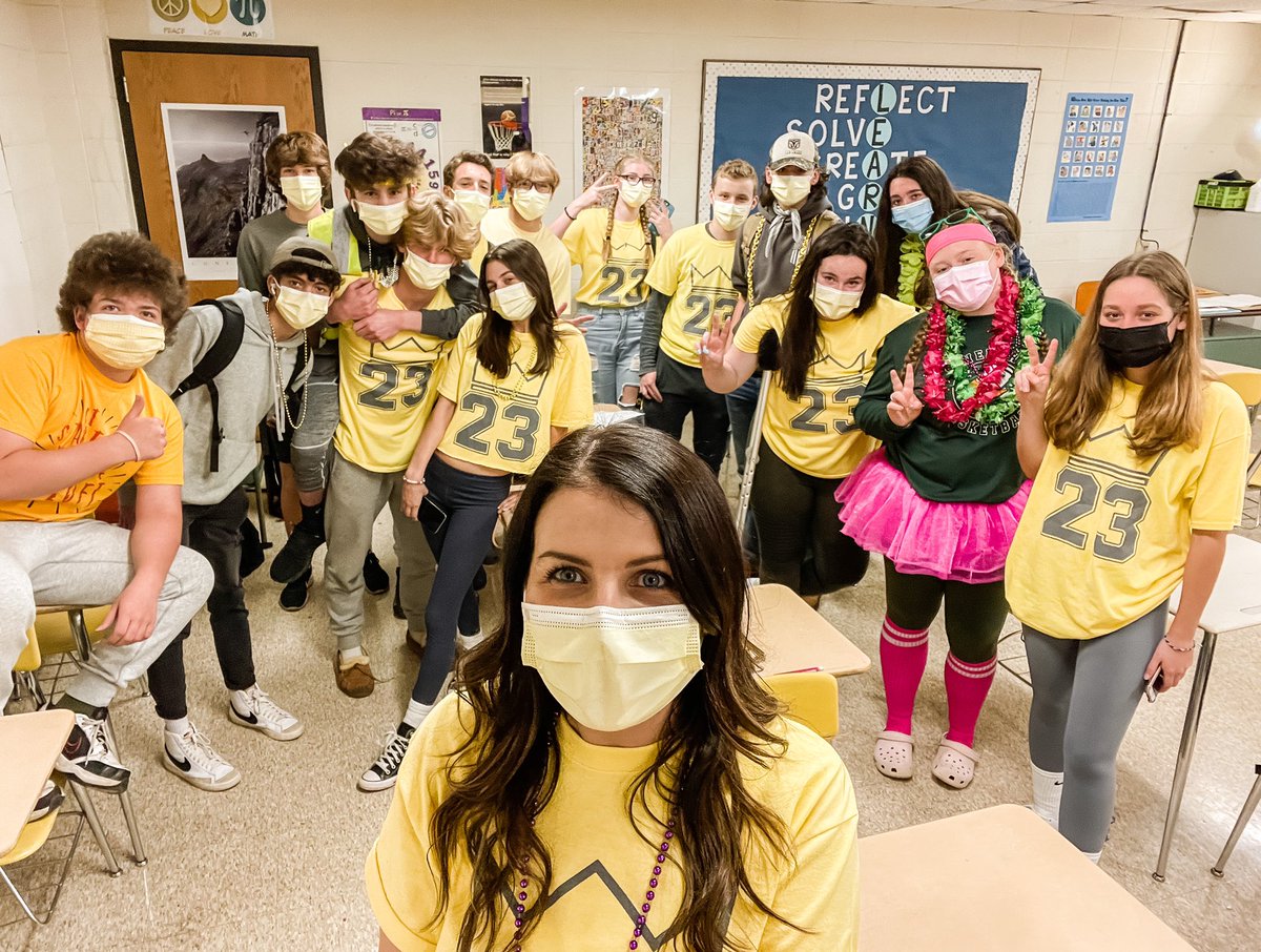 MrsReynolds401's tweet photo. Period 8 geometry had some spirit today! 🟡⚪️🟡⚪️#gosophomores #classof2023 #spiritweek #oakerpride https://t.co/3jK98bStLj