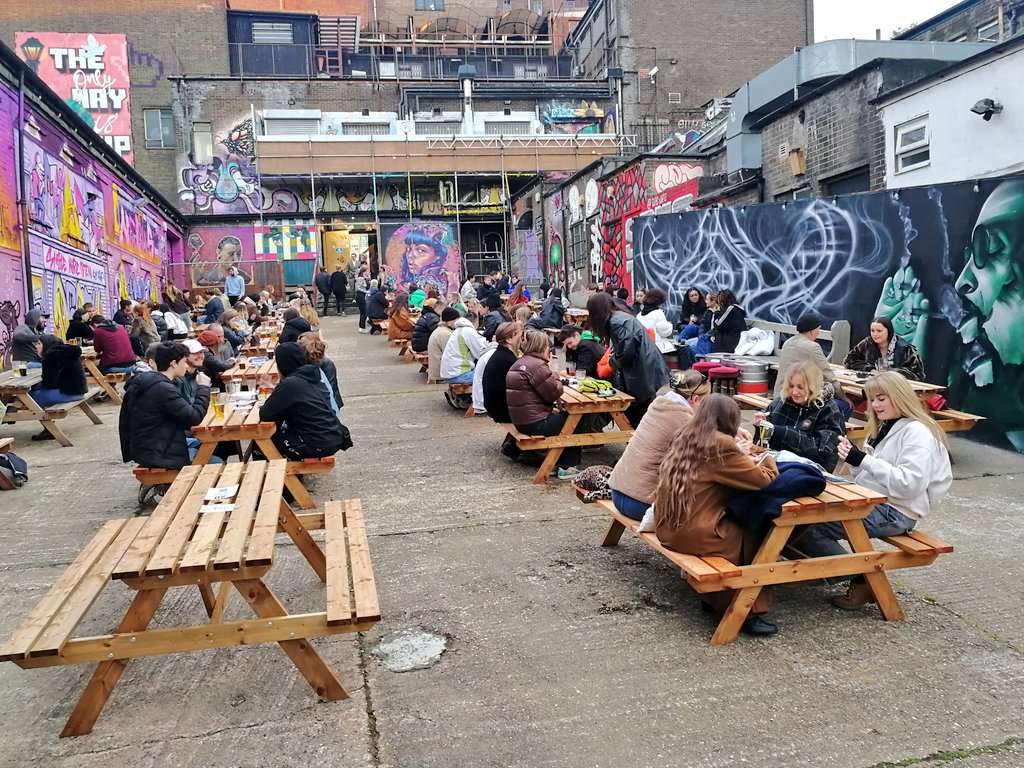 Love_SE4's tweet photo. The busiest bar for miles around @One4theroadSE14 full at 8pm amazing to see and  well deserved. Ed and the gang have been working so hard to make this one of the best venues around. No pun intended upstairs👍😁❤️ https://t.co/5Uqhcedg8T