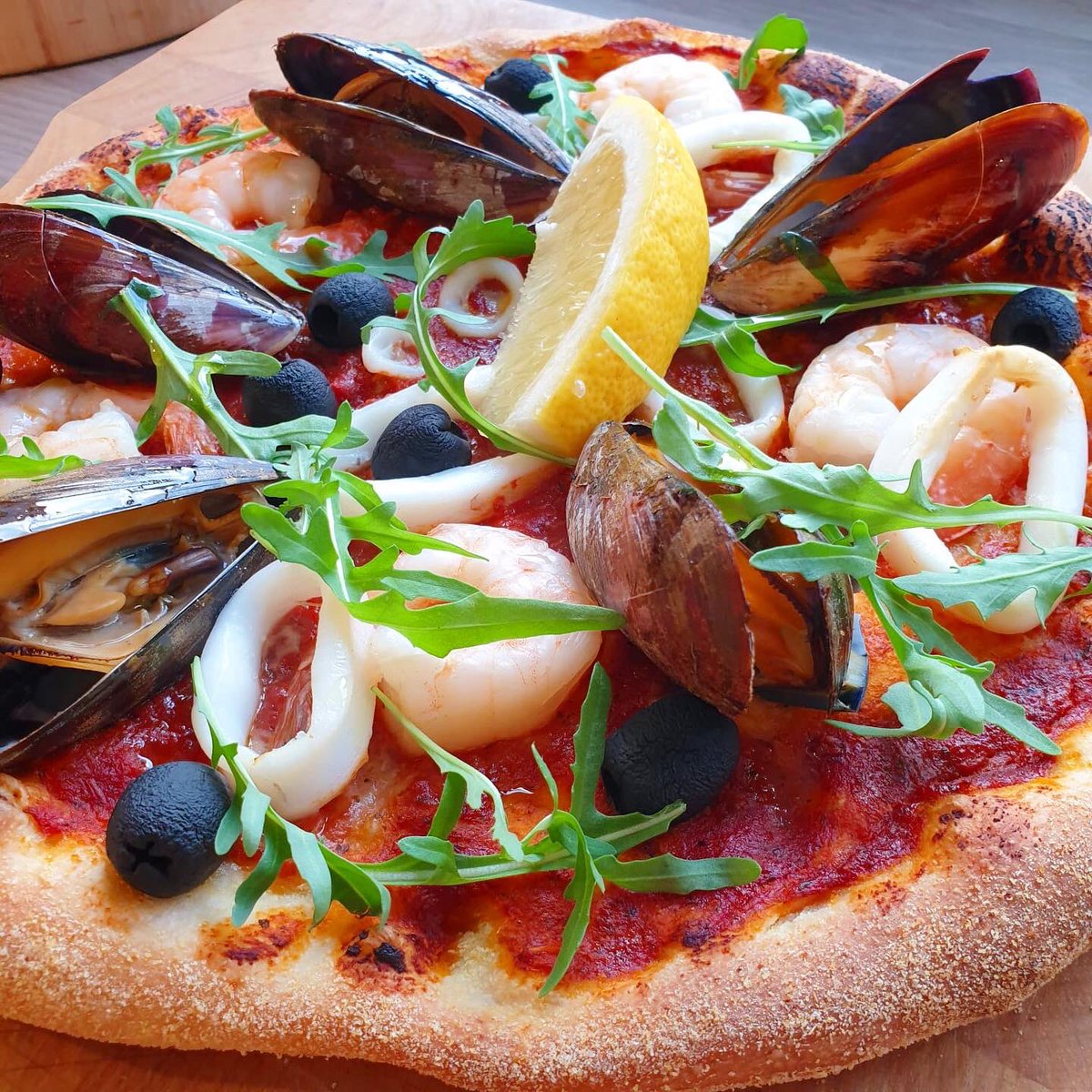 TroutsBistro's tweet photo. Seafood pizza and a #HappyanlFriday to you all 😘😘 

#Homemade #pizza always tastes the best!! Thanks @theeasyfishco again for your AMAZING fish and #Seafood selection. https://t.co/7M2rcvzEu0