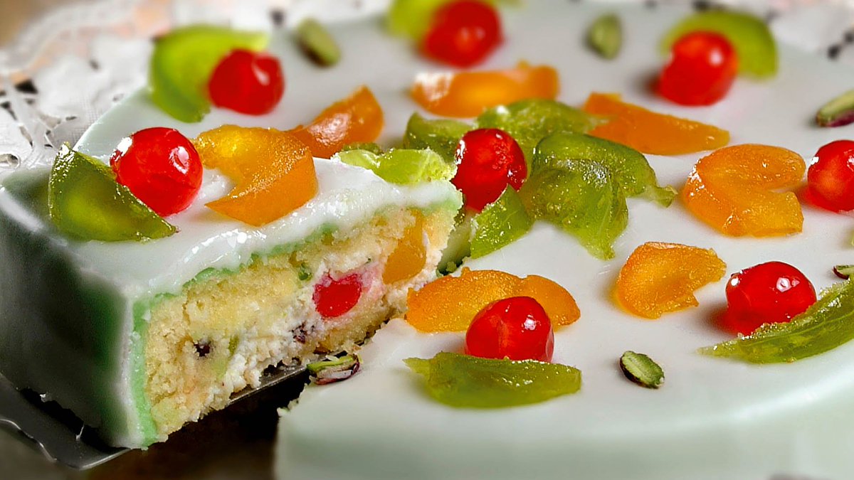 2. CASSATA SICILIANAThis delicious cake is made with sheep ricotta, sugar cane and candied fruit. It was a typical easter cake, but now it's eaten whenever, because it's just too delicious