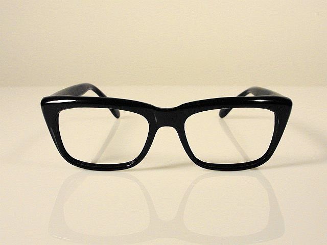 It’s a Bank Holiday so time for a useless game! These are official showbiz glasses Ever since they were first donned by Peter Sellers and Michael Caine they have been worn by entertainment types to make us feel smarter!Can you guess who is behind the  #UsualSuspectacles ? 