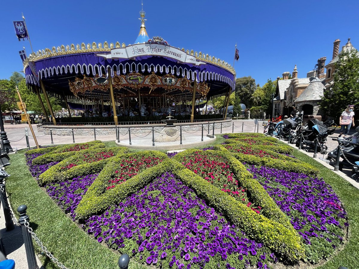 DisneyD23's tweet photo. Our day just got SO MUCH happier! @Disneyland Resort is now open, and we’ve been checking out all the new magic and classic favorites ✨ Head over to our Instagram Story (@disneyd23) to join in the adventure. https://t.co/KI2BNeMz2O