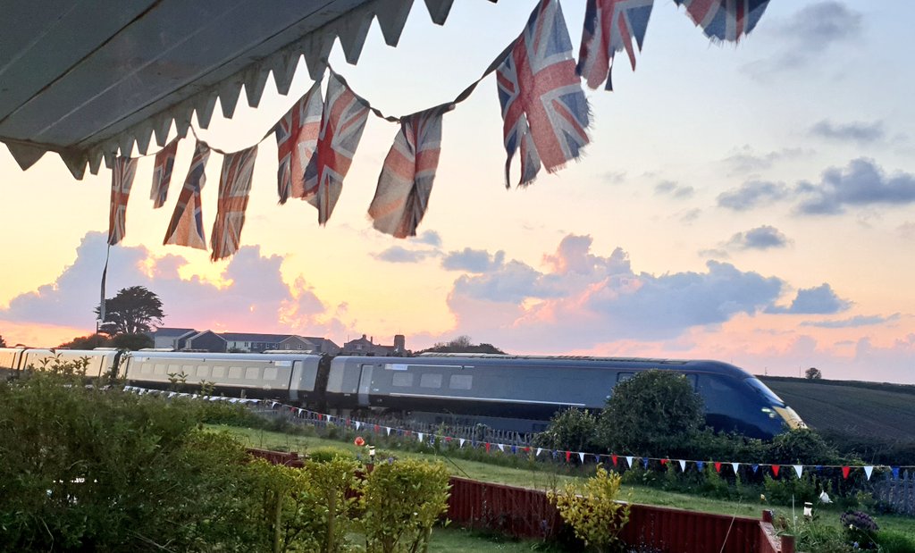 GwinearRoadStn's tweet photo. A GWR sunset express heading up the line...
#100Flags #Trains #Cornwall
#Sunset #Kernow https://t.co/LI7TcdmTLa