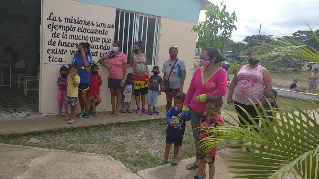 Cumpliendo con el Objetivo 2.3.7 del Plan de la Patria 2025, el Instituto Nacional de Nutrición, realizó jornada de atención integral a los niñas y niños de la comunidad El Venerable, Comuna Leales a Chávez, beneficiando 150 infantes.
#SabemosComoHacerlo <a href="/NicolasMaduro/">Nicolás Maduro</a>